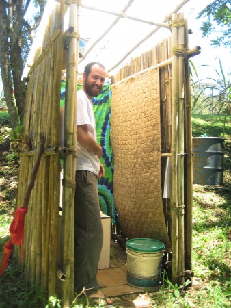 Demonstração de como ficou o banheiro seco usado pelo Grupo Solares